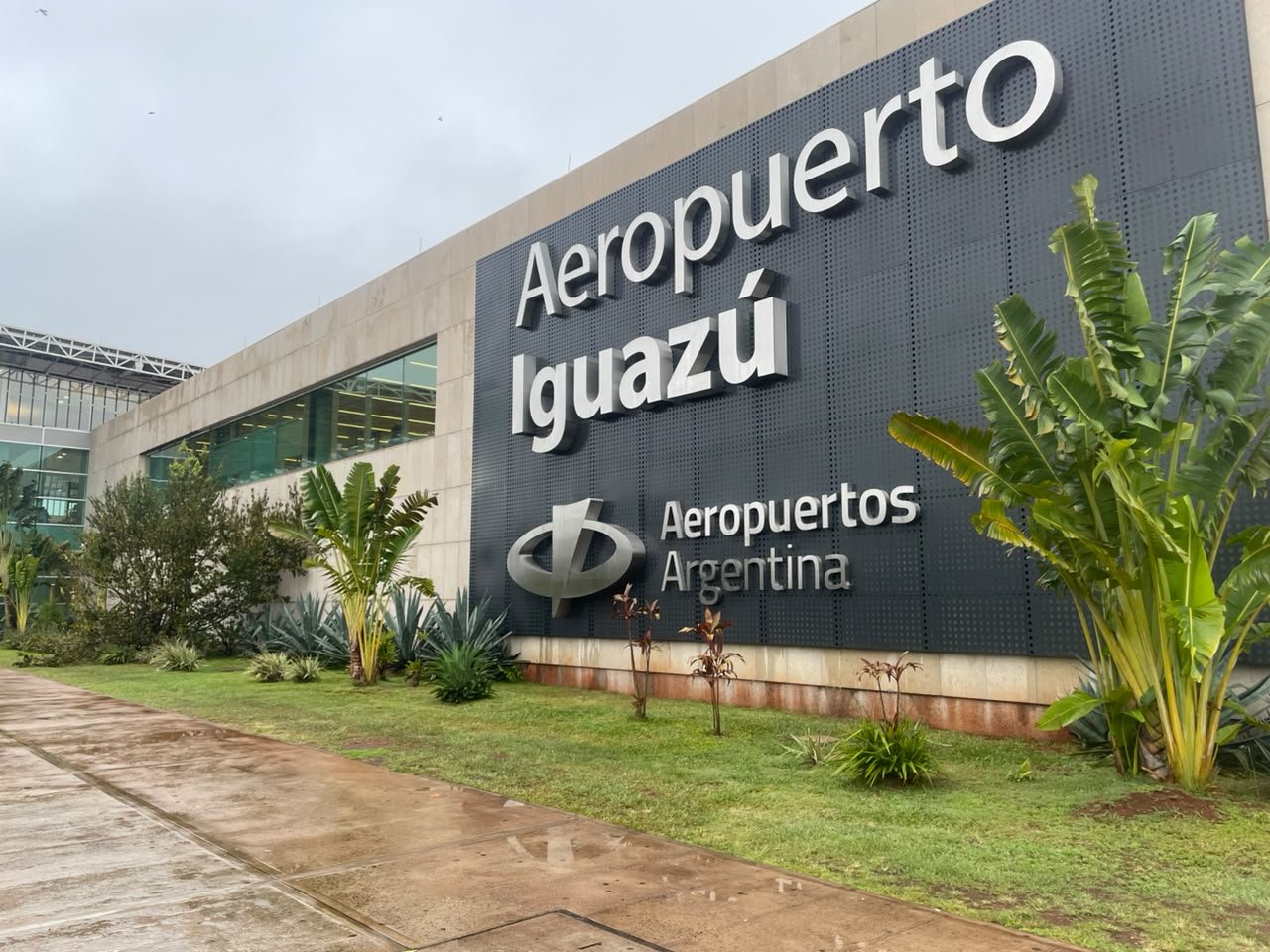 Entrada del Aeropuerto Internacional de Puerto Iguazú (IGR)